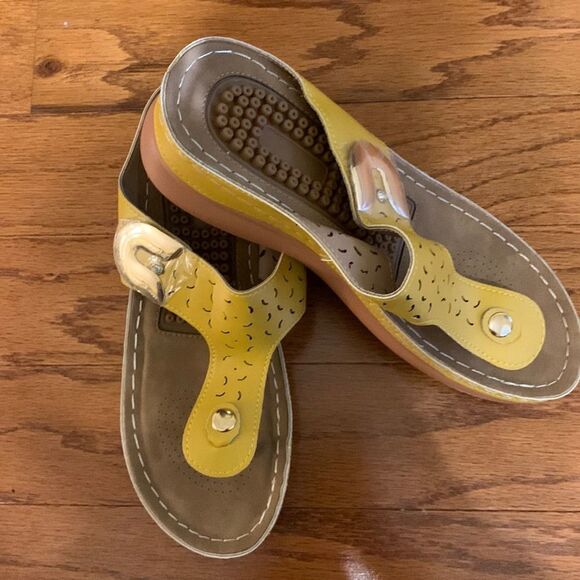 Size 8 (38) NWT memory foam wedge sandals in yellow (mustard) - Picture 1 of 9